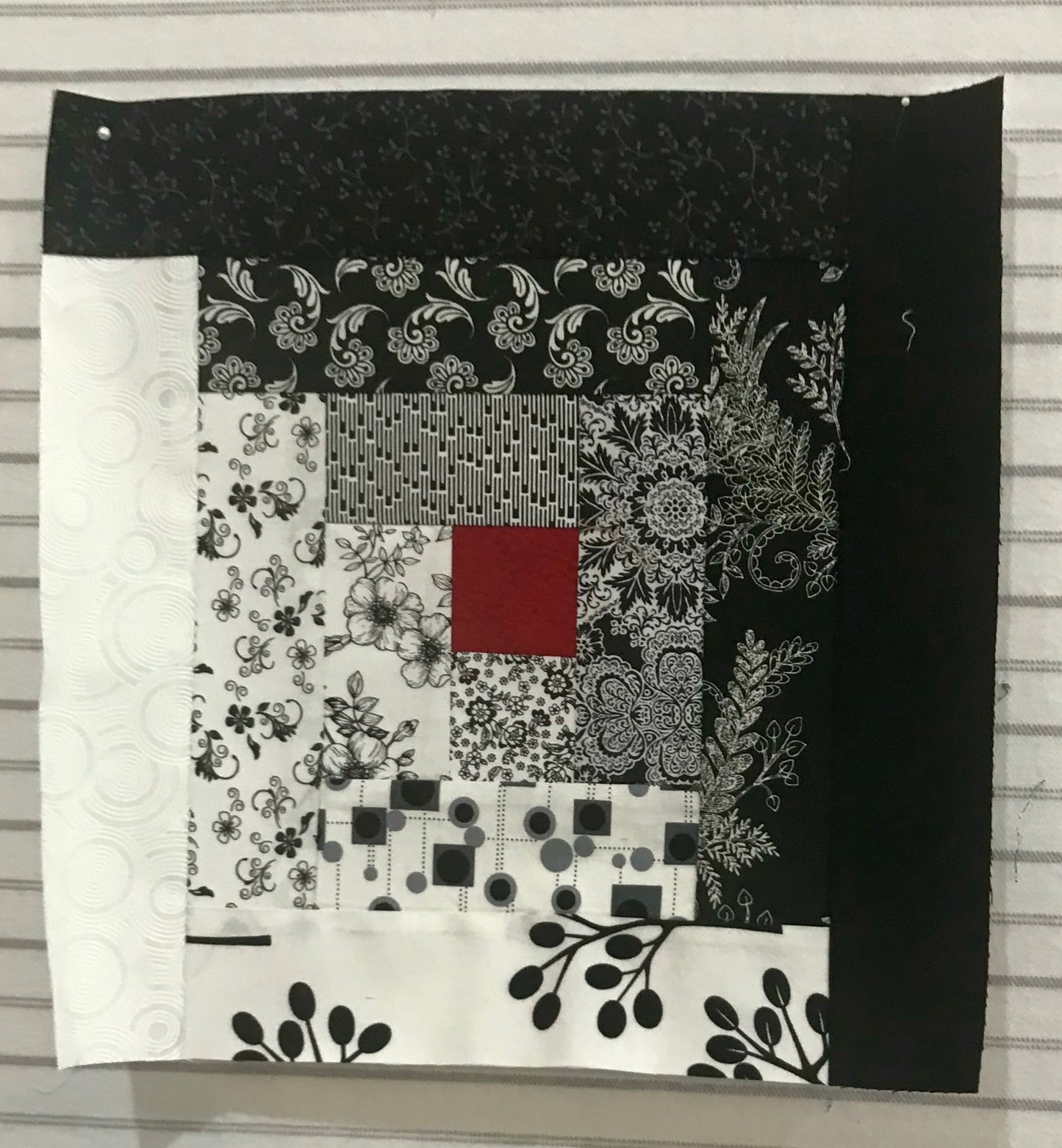 Intro to Paper Piecing: Log Cabin Block with Kathleen